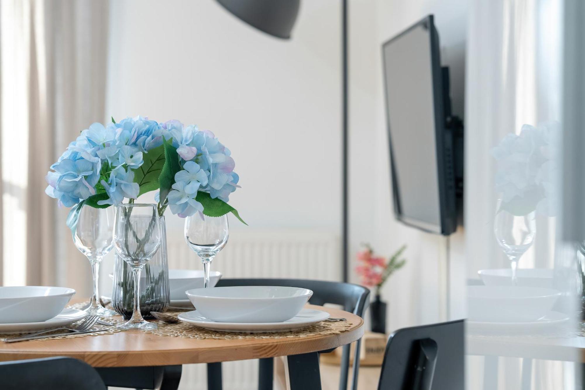 Klimatyczne I Nowoczesne Studio Very Berry W Poznaniu By Noclegi Renters Ngoại thất bức ảnh